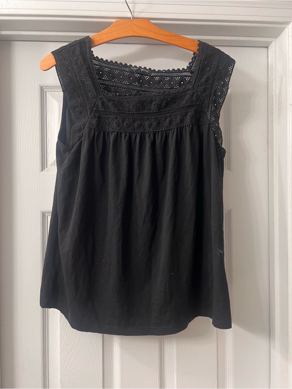 Banana Republic Black Sleeveless Crochet Yoke Top
Sz Large 
Casual